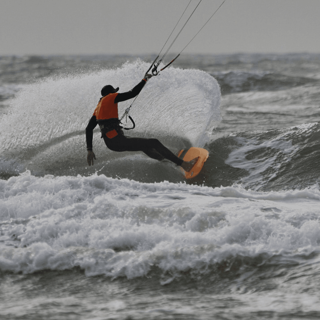 Kun je ook een harness en wetsuit huren?