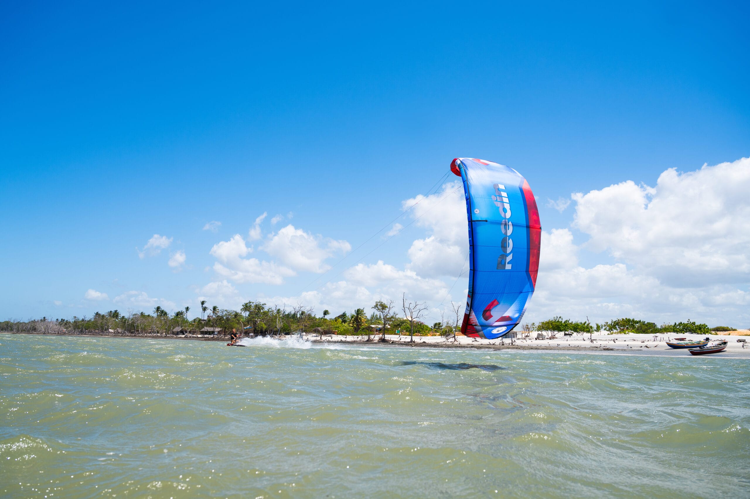 Is kitesurfen moeilijker dan surfen?