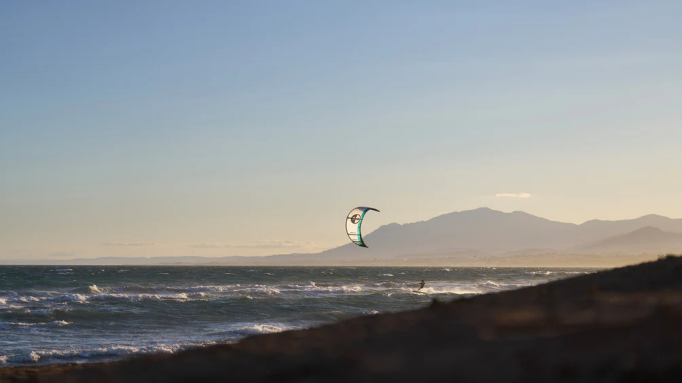 Is kitesurfen moeilijker dan gewoon surfen?