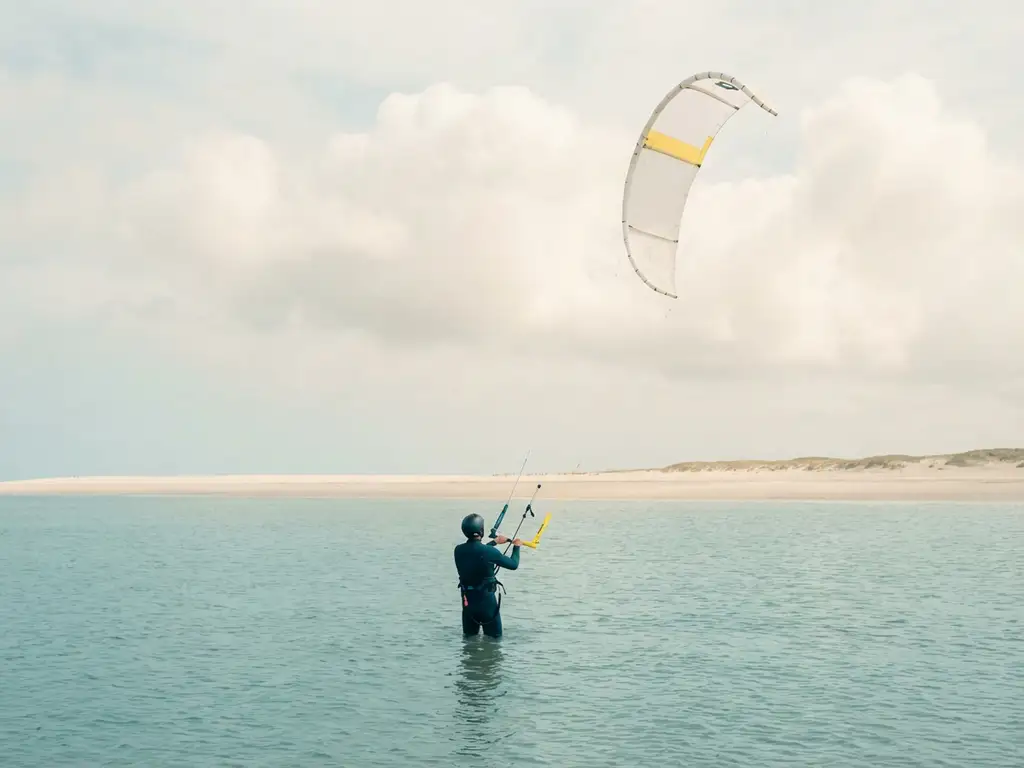 Is kitesurfen moeilijk voor beginners?